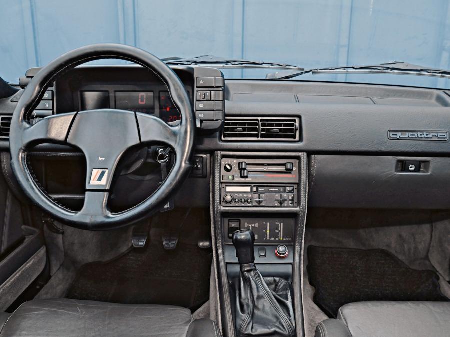 Торпедо Audi Quattro 20V (Typ 85) 1989 года  (фото 3 из 10)